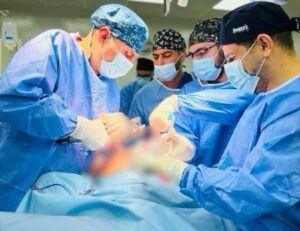 تدريسي في كلية طب المستنصرية ينجح باجراء عملية تبديل مفصل الورك الكامل