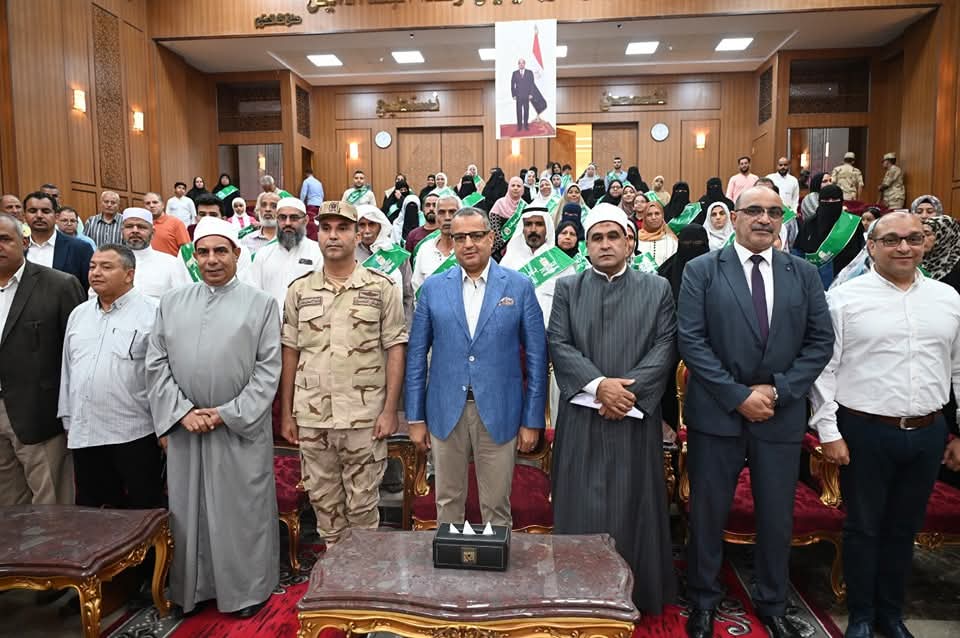محافظ جنوب سيناء يلتقي حجاج الجمعيات الأهلية
