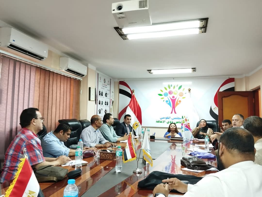 المشرف العام على المجلس القومي للأشخاص ذوي الإعاقة تستقبل عددًا من الصم من مختلف المحافظات