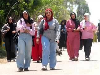 طلاب الثانوية العامة : أحمد زويل فين ..امتحان الفيزيا اهوه !