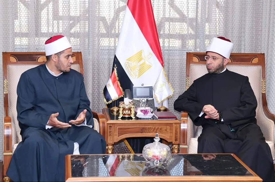 درع الأوقاف ومكافأة مالية لإمام قام بدور عامل المسجد!