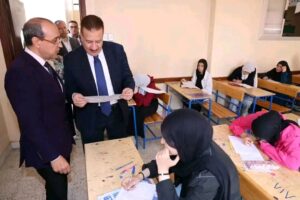 في ثاني أيام امتحانات الإعدادية.. محافظ المنوفية يتفقد اللجان ويوزع دعمًا إنسانيًا لعمال المدارس