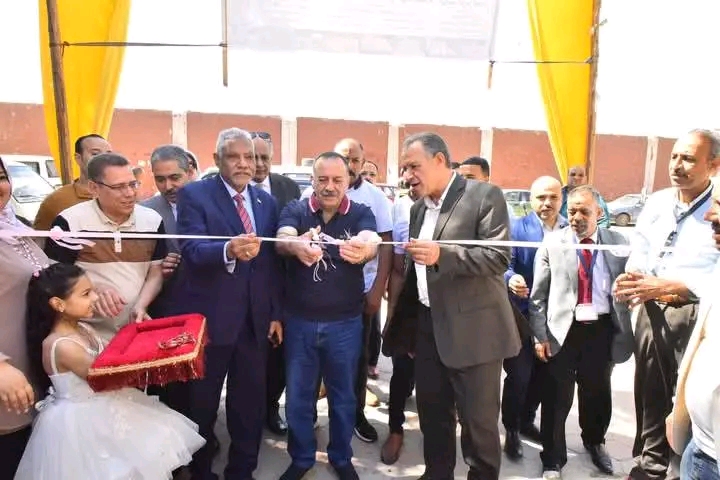 محافظ أسيوط يفتتح معرض "اليوم الواحد" لتوفير السلع الأساسية بأسعار مخفضة بنسبة تصل إلى 30%
