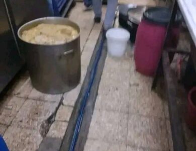 صحة القليوبية تضبط طن ونصف دواجن غير مطابقة للمواصفات باحد مطابخ المطاعم بمدينة الخانكه.
