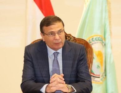 وزير الزراعة يطمئن على حالة مسئول حماية الأراضي بسوهاج 