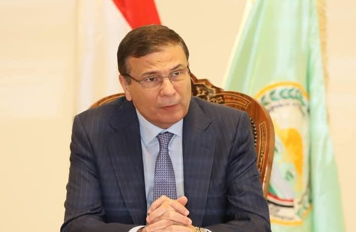 وزير الزراعة يطمئن على حالة مسئول حماية الأراضي بسوهاج