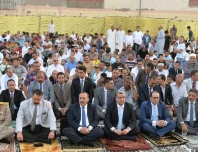 محافظ أسيوط يؤدي صلاة عيد الأضحى بساحة أرض الملاعب وسط حشود جماهيرية ويهنئ المواطنين بالعيد