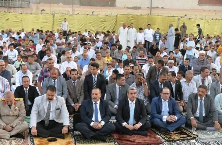 محافظ أسيوط يؤدي صلاة عيد الأضحى بساحة أرض الملاعب وسط حشود جماهيرية ويهنئ المواطنين بالعيد