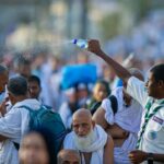 بـــ "رذاذ الرحمة".. فتية الكشافة يُلطفون الأجواء على الحجيج بإنسانيتهم