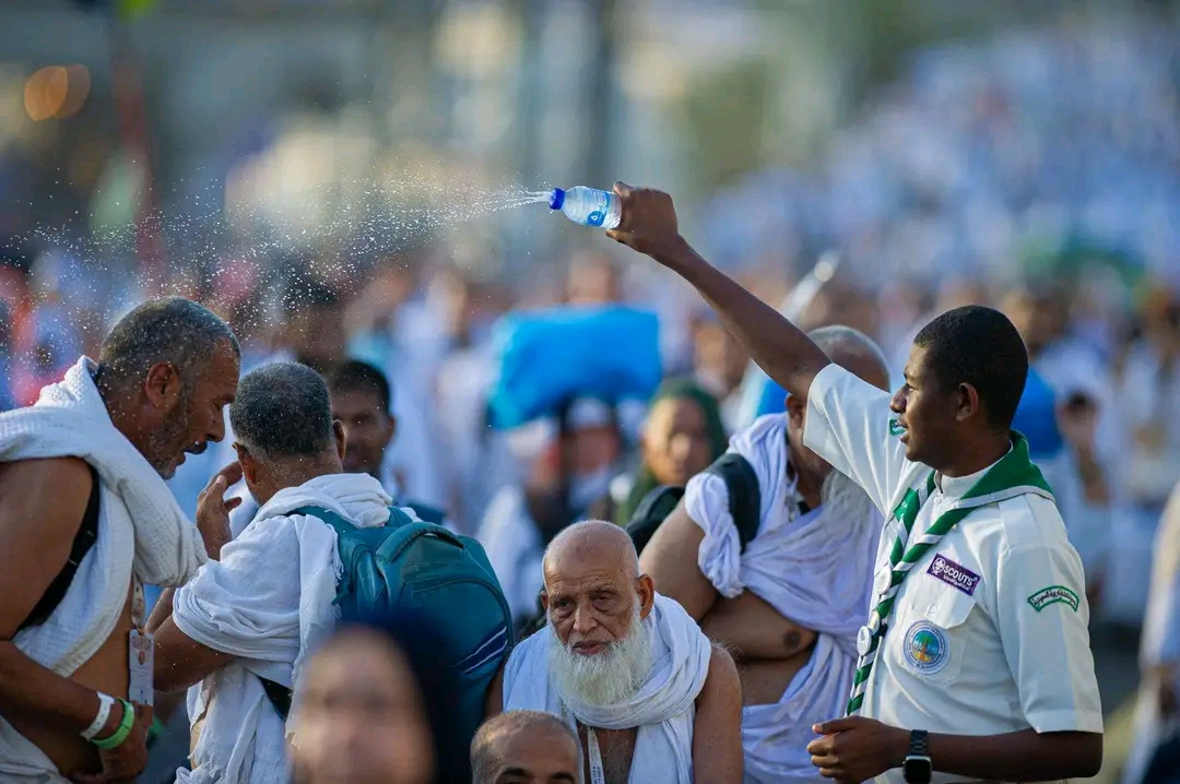 بـــ "رذاذ الرحمة".. فتية الكشافة يُلطفون الأجواء على الحجيج بإنسانيتهم