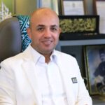 بعد تداول قصته .. الكابتن إسماعيل موسى يتبنى حالة "عم عزت" رغم وجوده بموسم الحج