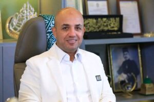 بعد تداول قصته .. الكابتن إسماعيل موسى يتبنى حالة "عم عزت" رغم وجوده بموسم الحج