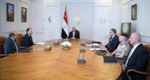الرئيس السيسى يجتمع برئيس الوزراء وعدد من الوزراء والمسؤولين
