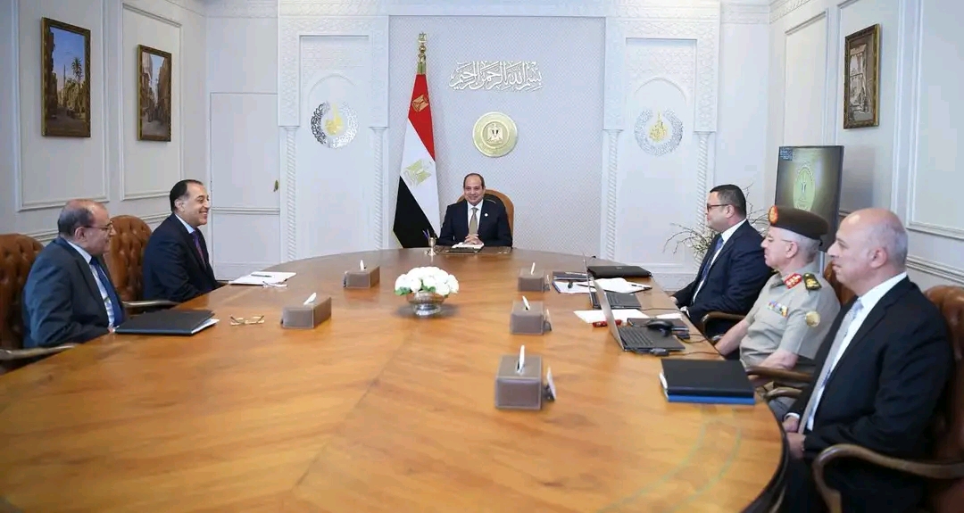 الرئيس السيسى يجتمع برئيس الوزراء وعدد من الوزراء والمسؤولين