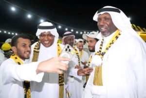 جمهور العميد بثول يحتفلون مع عدد من لاعبي الإتحاد السابقين
والاعلاميين