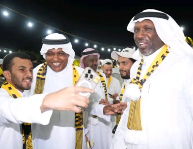 جمهور العميد بثول يحتفلون مع عدد من لاعبي الإتحاد السابقين والاعلاميين