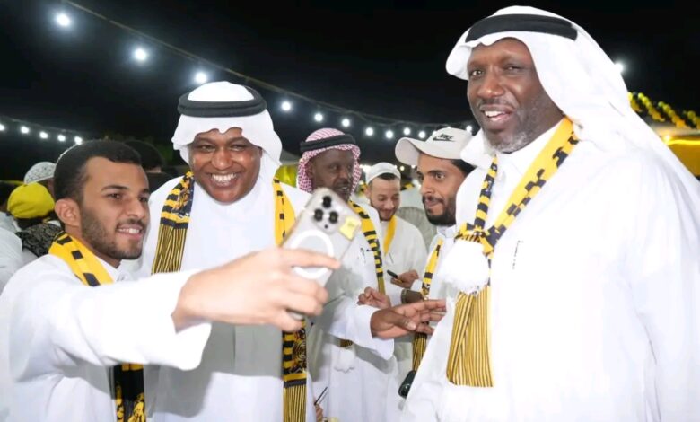 جمهور العميد بثول يحتفلون مع عدد من لاعبي الإتحاد السابقين والاعلاميين
