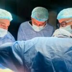 بالتعاون مع مؤسسات وزارة الصحة - تدريسي في كلية طب المستنصرية يقوم باجراء عملية نوعية لرفع حصوة كلوية لمريضة