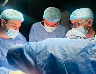 بالتعاون مع مؤسسات وزارة الصحة - تدريسي في كلية طب المستنصرية يقوم باجراء عملية نوعية لرفع حصوة كلوية لمريضة