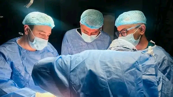 بالتعاون مع مؤسسات وزارة الصحة - تدريسي في كلية طب المستنصرية يقوم باجراء عملية نوعية لرفع حصوة كلوية لمريضة