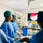 بالتعاون مع مؤسسات وزارة الصحة - تدريسي في كلية طب المستنصرية يقوم باجراء عمليات تنظير للركبة وزراعة الرباط الصليبي