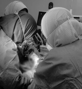 تدريسية في كلية طب المستنصرية تقوم باجراء عملية رفع رحم لمريضة عانت من نزف مزمن لسنوات في مستشفى اليرموك التعليمي
