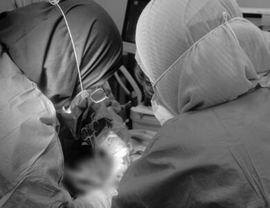 تدريسية في كلية طب المستنصرية تقوم باجراء عملية رفع رحم لمريضة عانت من نزف مزمن لسنوات في مستشفى اليرموك التعليمي