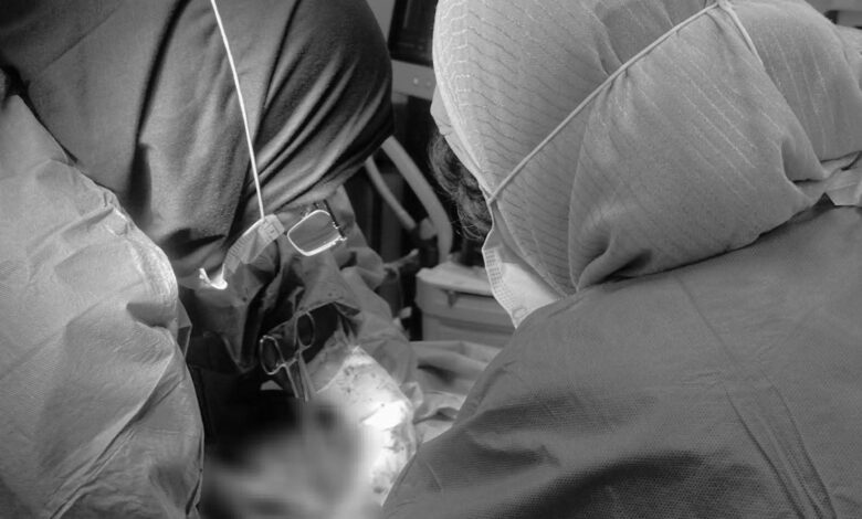 تدريسية في كلية طب المستنصرية تقوم باجراء عملية رفع رحم لمريضة عانت من نزف مزمن لسنوات في مستشفى اليرموك التعليمي