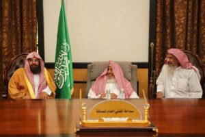 مفتي المملكة يستقبل السديس وأئمة وقيادات الشؤون الدينية ويشيد بجهودهم في خدمة الحرمين