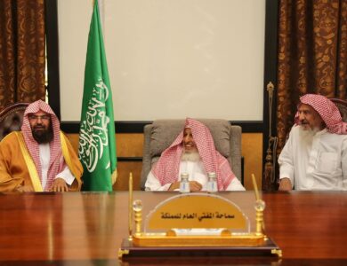 مفتي المملكة يستقبل السديس وأئمة وقيادات الشؤون الدينية ويشيد بجهودهم في خدمة الحرمين
