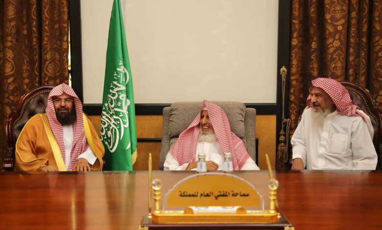 مفتي المملكة يستقبل السديس وأئمة وقيادات الشؤون الدينية ويشيد بجهودهم في خدمة الحرمين