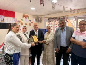 *تيتان مصر تكرّم مديرة مدرسة "وادي القمر" لفوز المدرسة بالمركز الأول على مستوى المحافظة في الخدمات العامة