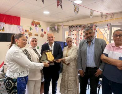 *تيتان مصر تكرّم مديرة مدرسة "وادي القمر" لفوز المدرسة بالمركز الأول على مستوى المحافظة في الخدمات العامة
