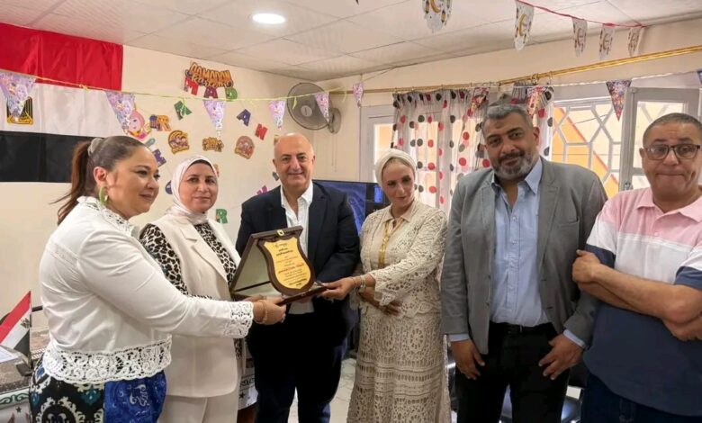 *تيتان مصر تكرّم مديرة مدرسة "وادي القمر" لفوز المدرسة بالمركز الأول على مستوى المحافظة في الخدمات العامة