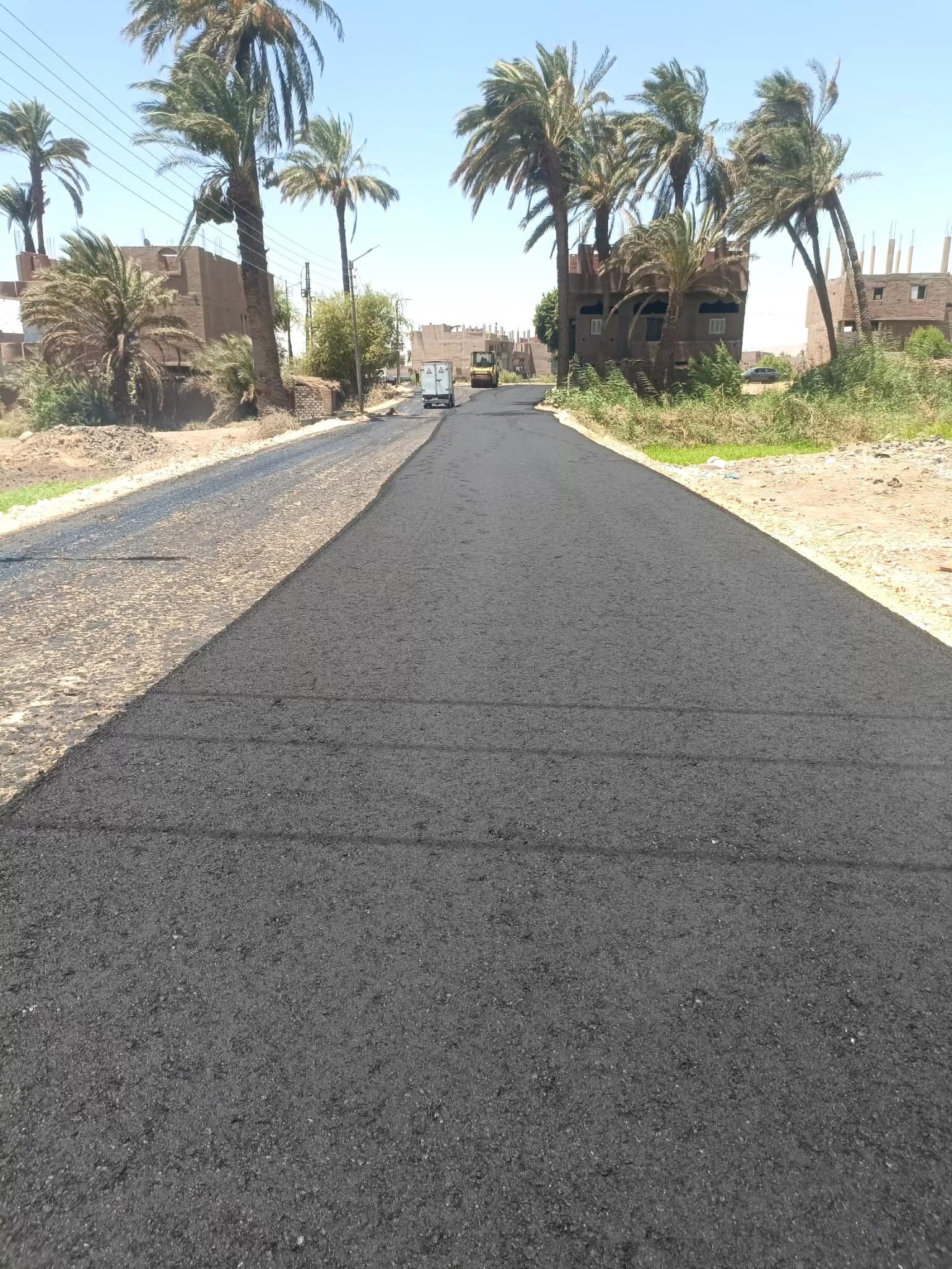 رصف طريق الشوش والمنشاه ضمن خطة تطوير الطرق بسوهاج