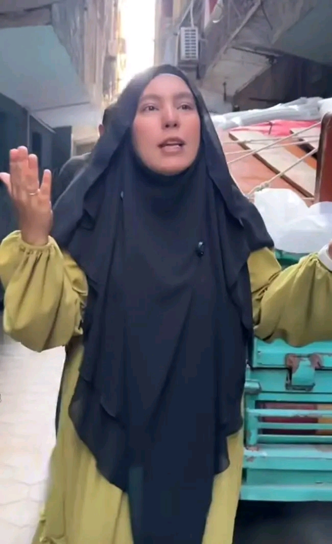 شاهد.. سمر نديم تضحي علي روح والدها وتهدي الأسر الفقيرة العديد من مستلزمات المعيشه