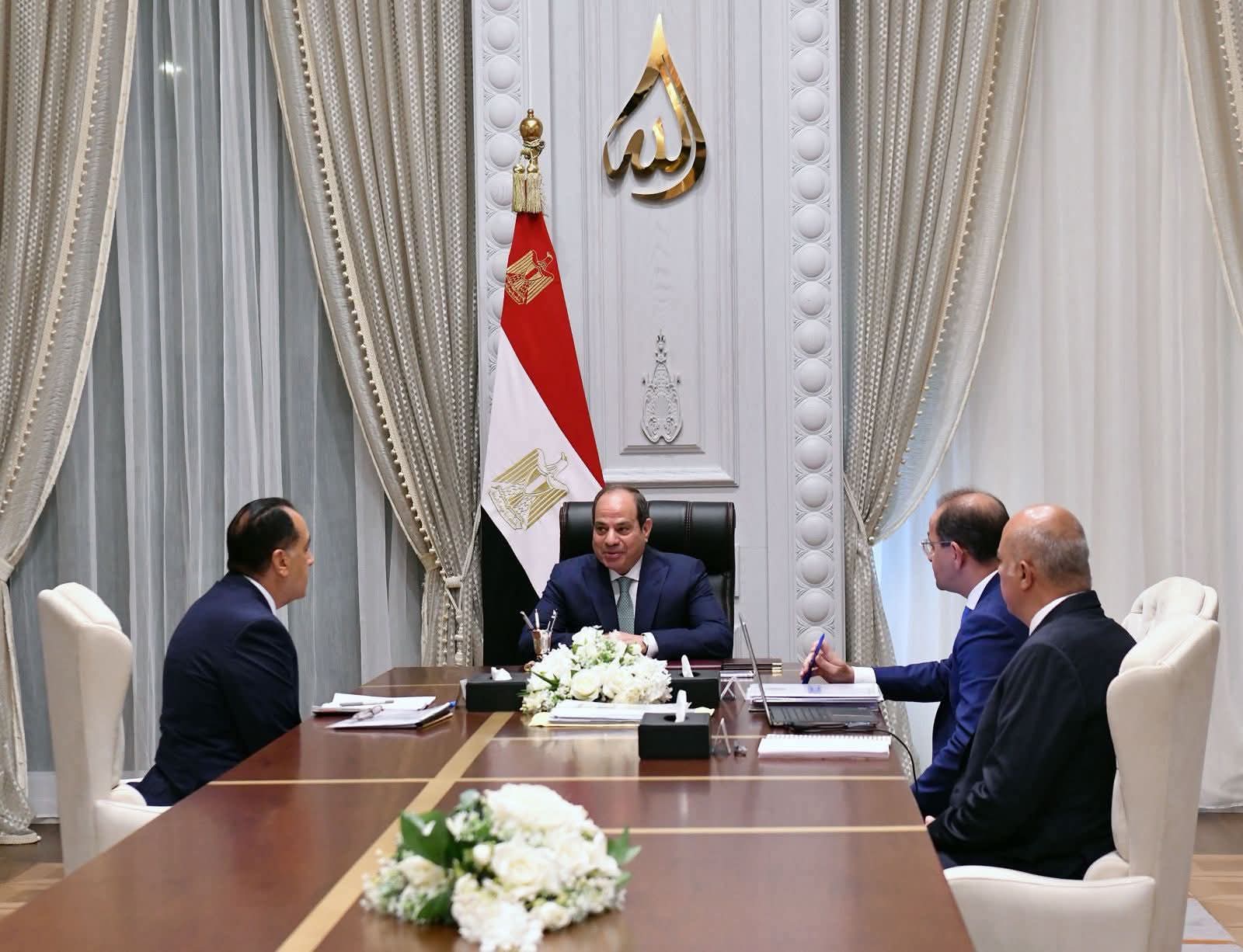 إجتمع السيد الرئيس عبد الفتاح السيسي، اليوم، مع الدكتور مصطفى مدبولي رئيس مجلس الوزراء، والسيد أحمد كجوك وزير المالية.