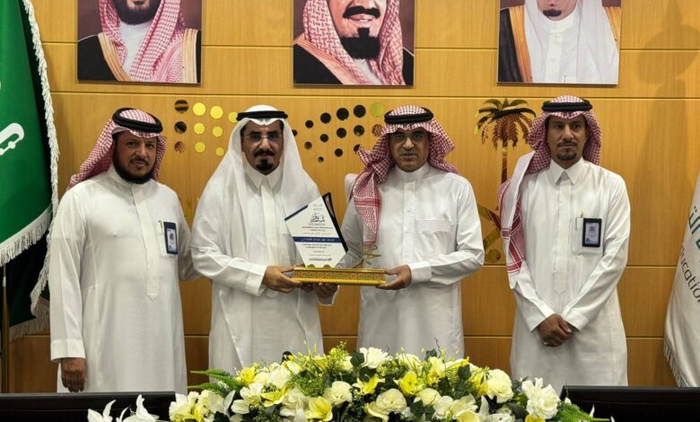 مدير عام تعليم الطائف يكرم مديري مكاتب التعليم