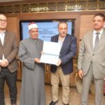 محافظ أسيوط يكرم مدير العلاقات العامة بالمنطقة الأزهرية لبلوغه سن التقاعد