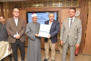 محافظ أسيوط يكرم مدير العلاقات العامة بالمنطقة الأزهرية لبلوغه سن التقاعد