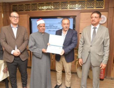 محافظ أسيوط يكرم مدير العلاقات العامة بالمنطقة الأزهرية لبلوغه سن التقاعد