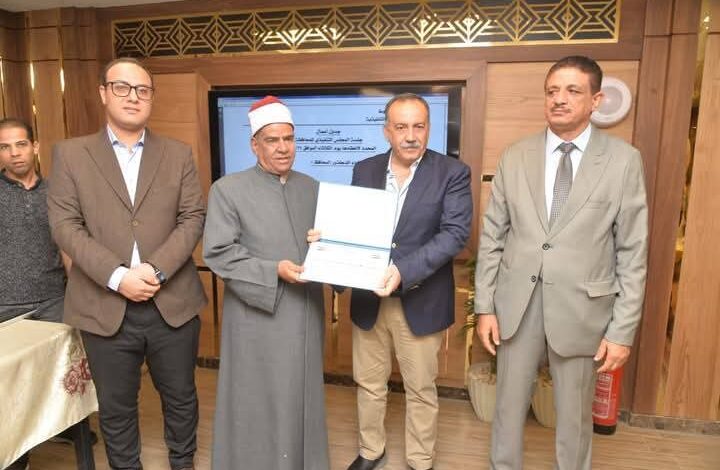 محافظ أسيوط يكرم مدير العلاقات العامة بالمنطقة الأزهرية لبلوغه سن التقاعد