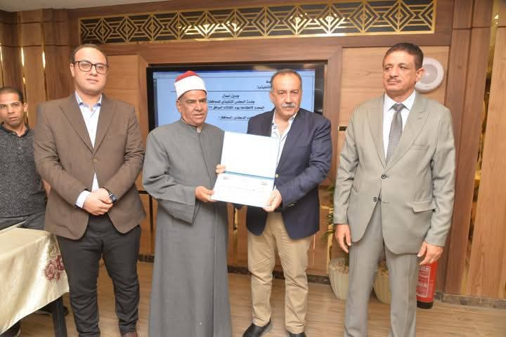 محافظ أسيوط يكرم مدير العلاقات العامة بالمنطقة الأزهرية لبلوغه سن التقاعد
