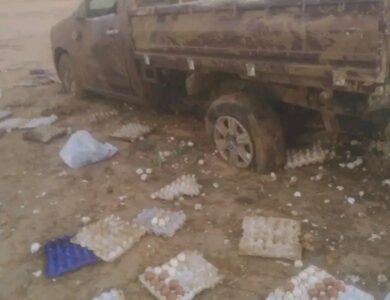 انقلاب سيارة محمّلة بالبيض على طريق أسيوط الغربي بالفيوم دون إصابات