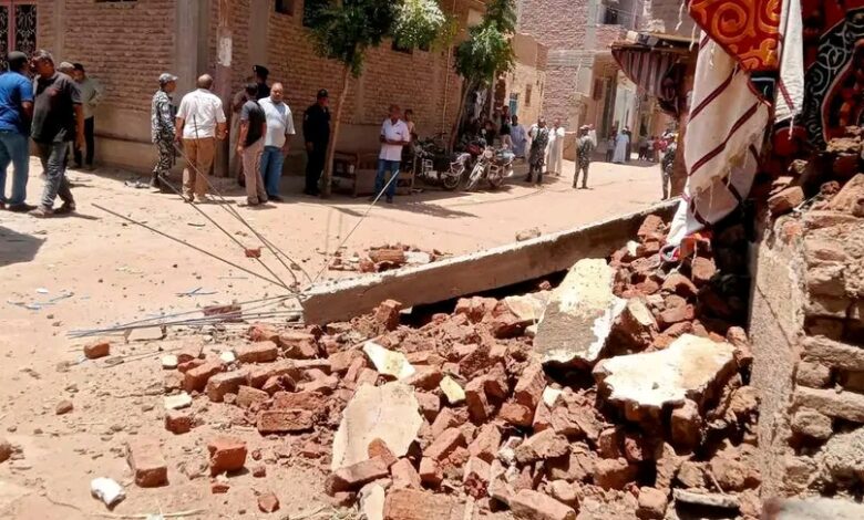 "نائب محافظ الاقصر" يقود حملة مكبرة لإزالة التعديات بمركز ومدينة أرمنت وإزالة 20 حالة تعدي..بالصور