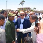 محافظ الأقصر" وعد فأوفى.. عماره يسلم مواطن عقد شقة سكنية استجابة لطلبه