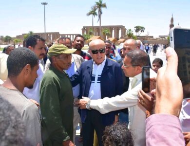 محافظ الأقصر" وعد فأوفى.. عماره يسلم مواطن عقد شقة سكنية استجابة لطلبه