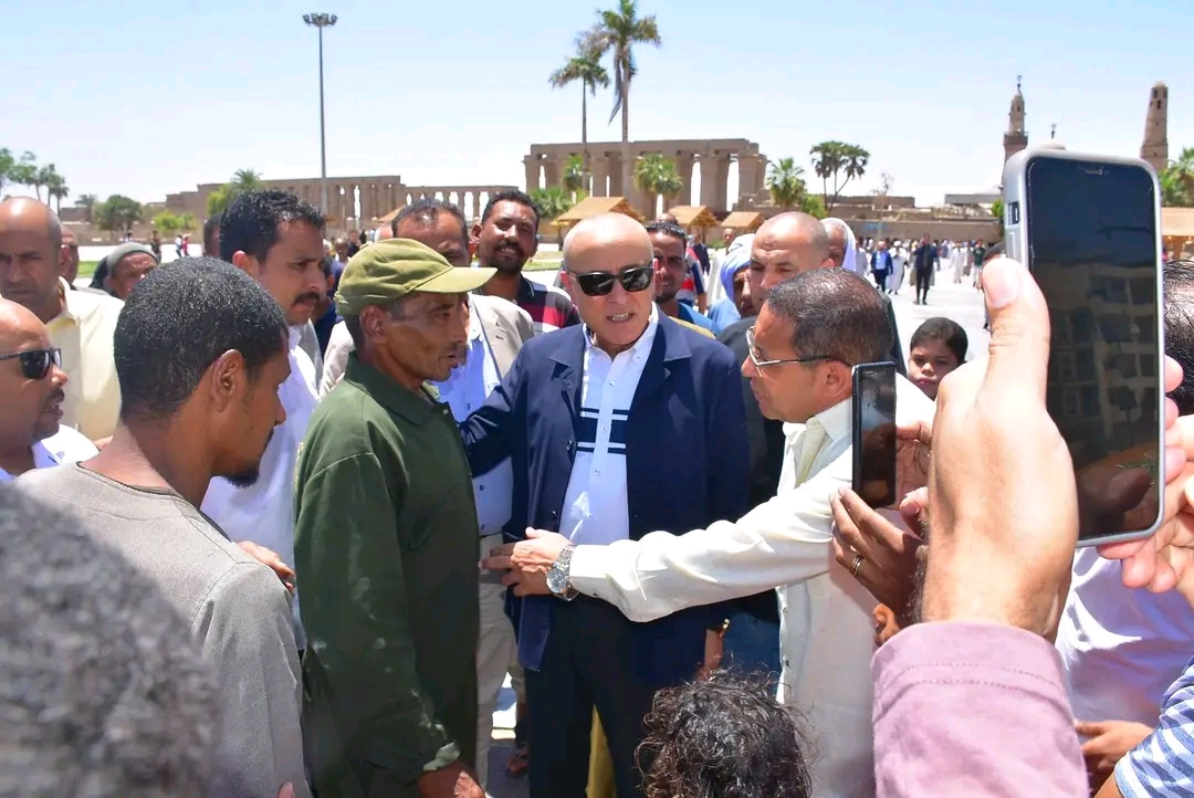 محافظ الأقصر" وعد فأوفى.. عماره يسلم مواطن عقد شقة سكنية استجابة لطلبه