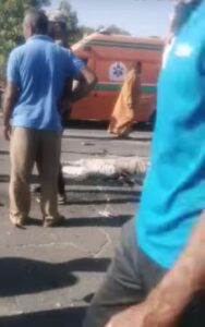 تصادم مروع على طريق أبشواي السياحي بالفيوم يودي بحياة شاب ويصيب نجله

الفيوم : وليد توفيق 

شهد طريق أبشواي السياحي بمحافظة الفيوم، صباح اليوم، حادث تصادم مأساوي بين دراجة نارية وسيارة ربع نقل، أسفر عن مصرع شاب وإصابة نجله بإصابات متفرقة بالجسد.

وكان اللواء أحمد عزت، مساعد وزير الداخلية ومدير أمن الفيوم، قد تلقى إخطارًا من مأمور مركز شرطة أبشواي، يفيد بوقوع حادث تصادم على الطريق المشار إليه، ووجود حالة وفاة ومصاب.

على الفور، انتقلت قوات الأمن يرافقها سيارات الإسعاف إلى موقع الحادث، وتبين من المعاينة الأولية أن الدراجة النارية اصطدمت بسيارة ربع نقل، ما أسفر عن وفاة قائد الدراجة في الحال، وإصابة نجله بكسر في القدم اليسرى وجروح متفرقة بالجسم.

تم نقل الجثمان والمصاب إلى مستشفى الفيوم العام، فيما تم تحرير محضر بالواقعة، وأخطرت النيابة العامة التي تولت التحقيق للوقوف على ملابسات الحادث.