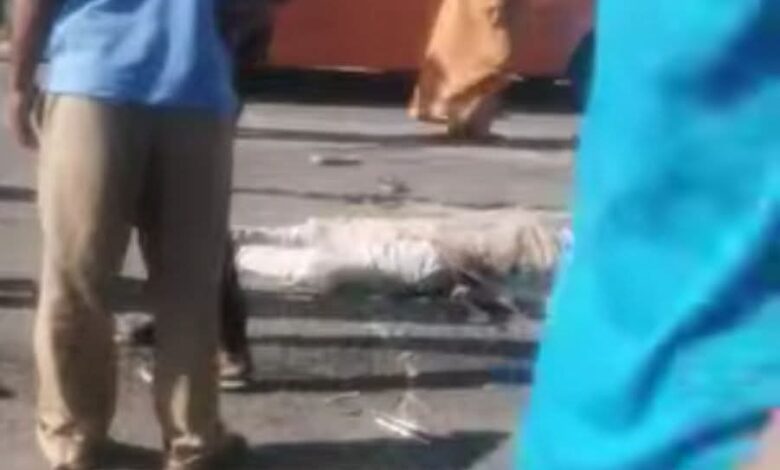 تصادم مروع على طريق أبشواي السياحي بالفيوم يودي بحياة شاب ويصيب نجله الفيوم : وليد توفيق شهد طريق أبشواي السياحي بمحافظة الفيوم، صباح اليوم، حادث تصادم مأساوي بين دراجة نارية وسيارة ربع نقل، أسفر عن مصرع شاب وإصابة نجله بإصابات متفرقة بالجسد. وكان اللواء أحمد عزت، مساعد وزير الداخلية ومدير أمن الفيوم، قد تلقى إخطارًا من مأمور مركز شرطة أبشواي، يفيد بوقوع حادث تصادم على الطريق المشار إليه، ووجود حالة وفاة ومصاب. على الفور، انتقلت قوات الأمن يرافقها سيارات الإسعاف إلى موقع الحادث، وتبين من المعاينة الأولية أن الدراجة النارية اصطدمت بسيارة ربع نقل، ما أسفر عن وفاة قائد الدراجة في الحال، وإصابة نجله بكسر في القدم اليسرى وجروح متفرقة بالجسم. تم نقل الجثمان والمصاب إلى مستشفى الفيوم العام، فيما تم تحرير محضر بالواقعة، وأخطرت النيابة العامة التي تولت التحقيق للوقوف على ملابسات الحادث.
